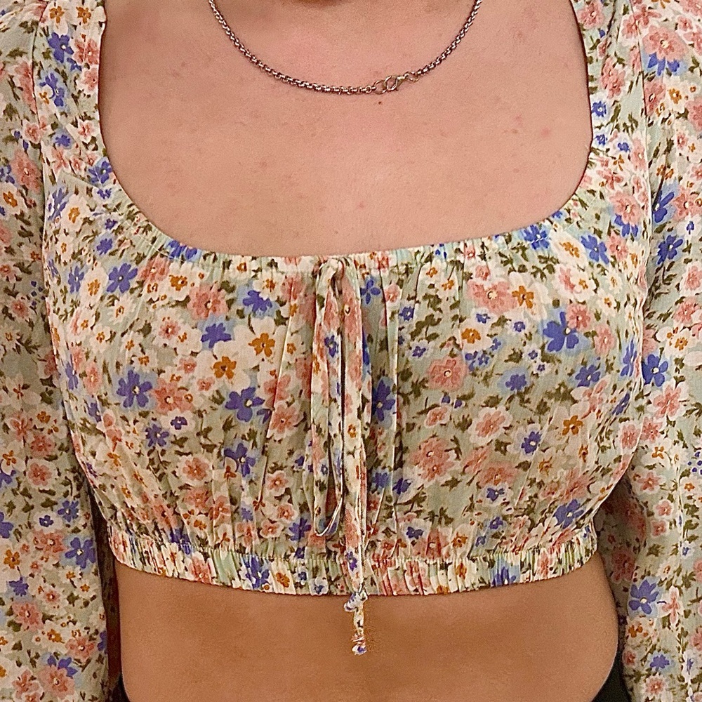 Women’s LA Hearts New and Never Worn Floral Long Sleeve Crop Top